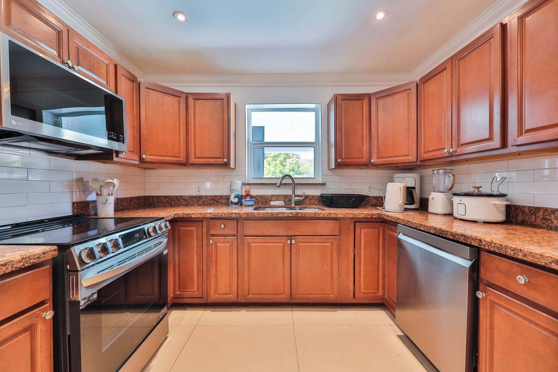 Kylskåp, mikrovågsugn, ugn och spishäll