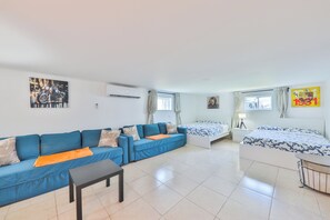 5 habitaciones, escritorio y tabla de planchar con plancha