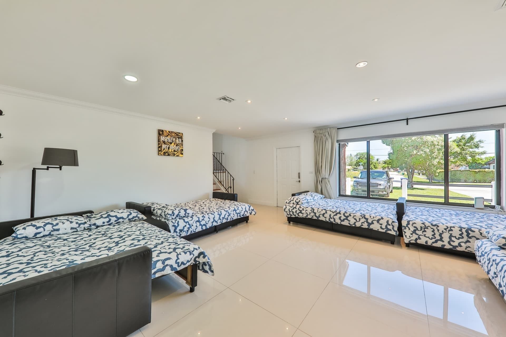 5 bedrooms, desk, iron/ironing board, travel crib