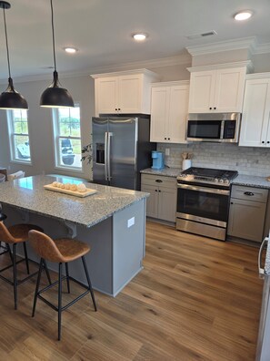 Fridge, microwave, oven, stovetop - Spacious 3-bedroom townhome just minutes from downtown Hsv, Redstone Arsenal. (Meridianville)