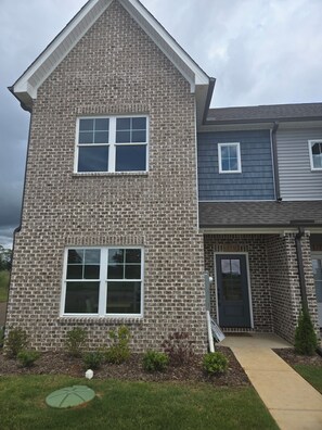 Exterior - Spacious 3-bedroom townhome just minutes from downtown Hsv, Redstone Arsenal. (Meridianville)