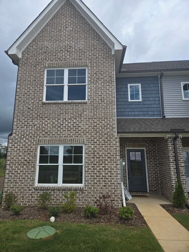 Spacious 3-bedroom townhome just minutes from downtown Hsv, Redstone Arsenal.