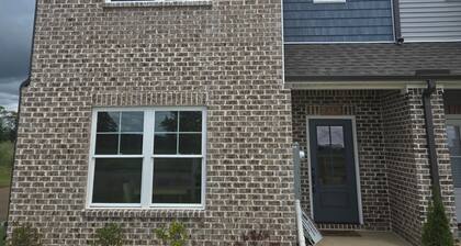 Spacious 3-bedroom townhome just minutes from downtown Hsv, Redstone Arsenal.