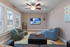 Smart TV - Entire 3BR/1BA dog friendly private home w dedicated office, Lg yard & parking (Houston)