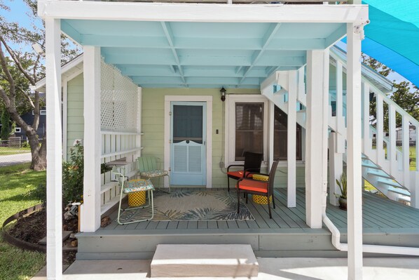 Terrace/patio - Entire 3BR/1BA dog friendly private home w dedicated office, Lg yard & parking (Houston)