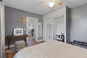 3 bedrooms, desk, iron/ironing board, free WiFi - Entire 3BR/1BA dog friendly private home w dedicated office, Lg yard & parking (Houston)