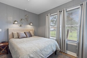 3 bedrooms, desk, iron/ironing board, free WiFi