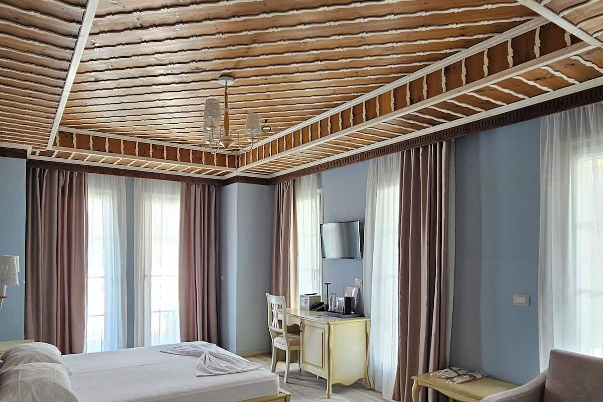 In-room safe, desk, soundproofing, free WiFi