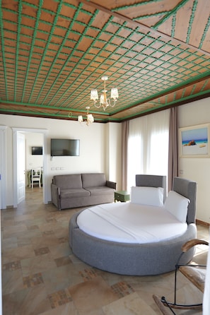 Premium Suite | In-room safe, desk, soundproofing, free WiFi