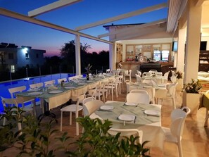 تناول الطعام بالخارج