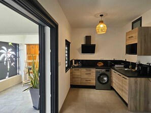 Microwave, oven, stovetop - Apartment Joly brise 2 in Terre Sainte near small beach/CHU (Saint-Pierre)