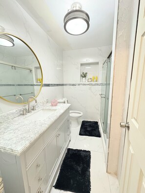 Dusj, hårføner, håndklær og såpe