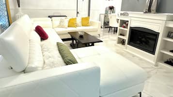 Una televisión, una chimenea