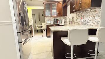 Microondas, horno y placa de cocina