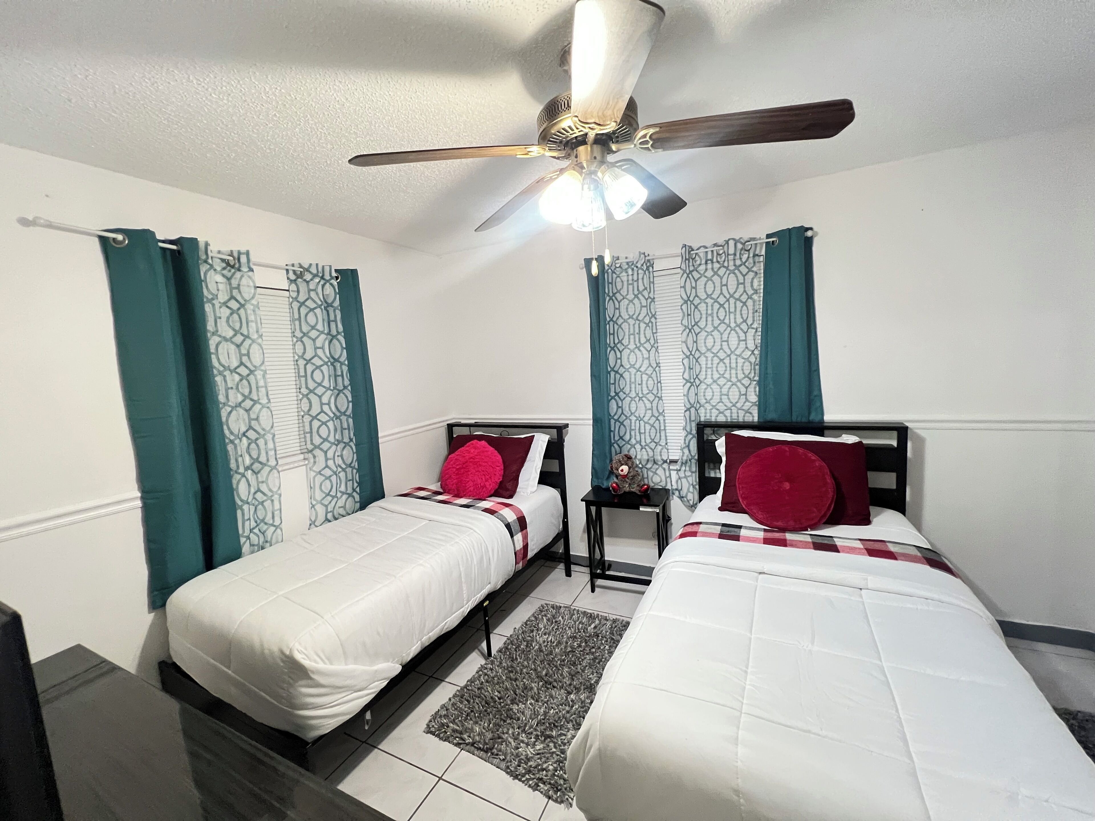 1 dormitorio, tabla de planchar con plancha, wifi y ropa de cama