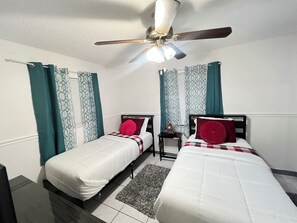 1 dormitori, planxa i posts de planxar, wifi i roba de llit 