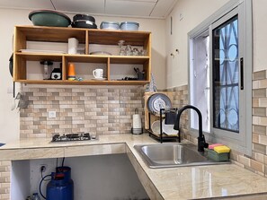 Private kitchen - Charming 2-bedroom house with AC in Yaoundé (Yaoundé)