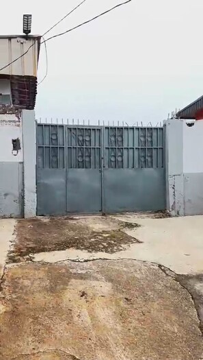 Property grounds - Charming 2-bedroom house with AC in Yaoundé (Yaoundé)