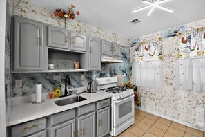 Cafetera y tetera, refrigerador, microondas y horno