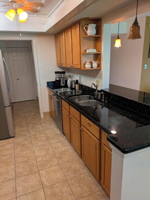 Jääkaappi, mikroaaltouuni, liesi, astianpesukone