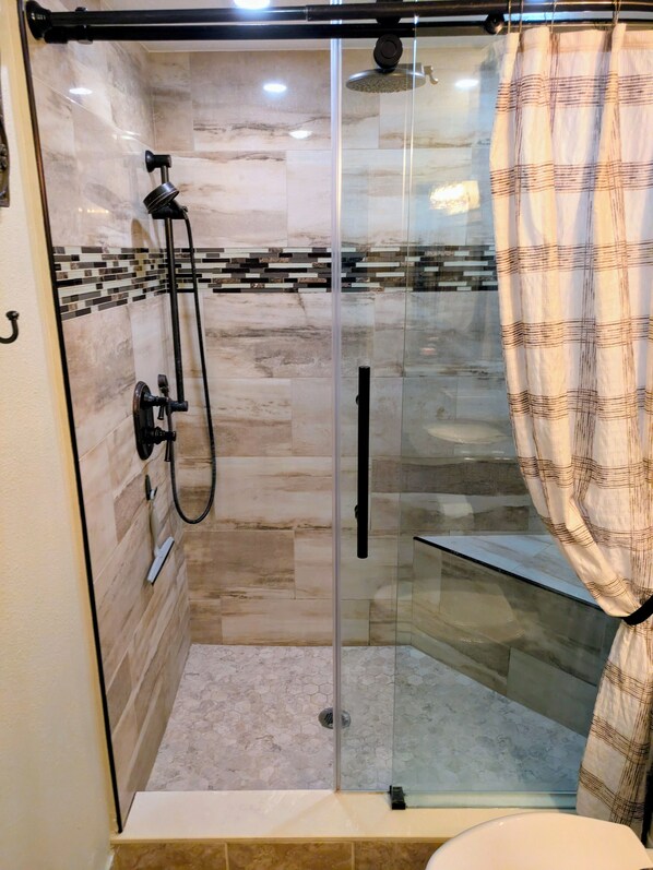 Douche, séchoir à cheveux, serviettes fournies, savon