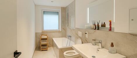 Bidet, serviettes fournies, savon, papier de toilette