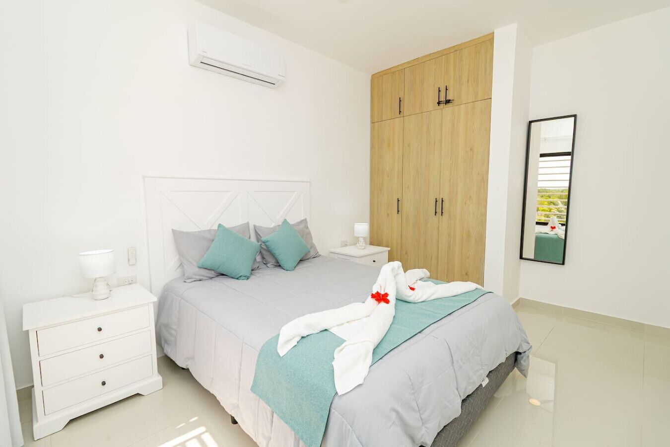 2 bedrooms, desk, iron/ironing board, WiFi