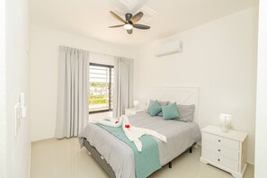 2 soverom, skrivebord, strykejern/-brett og reiseseng for barn