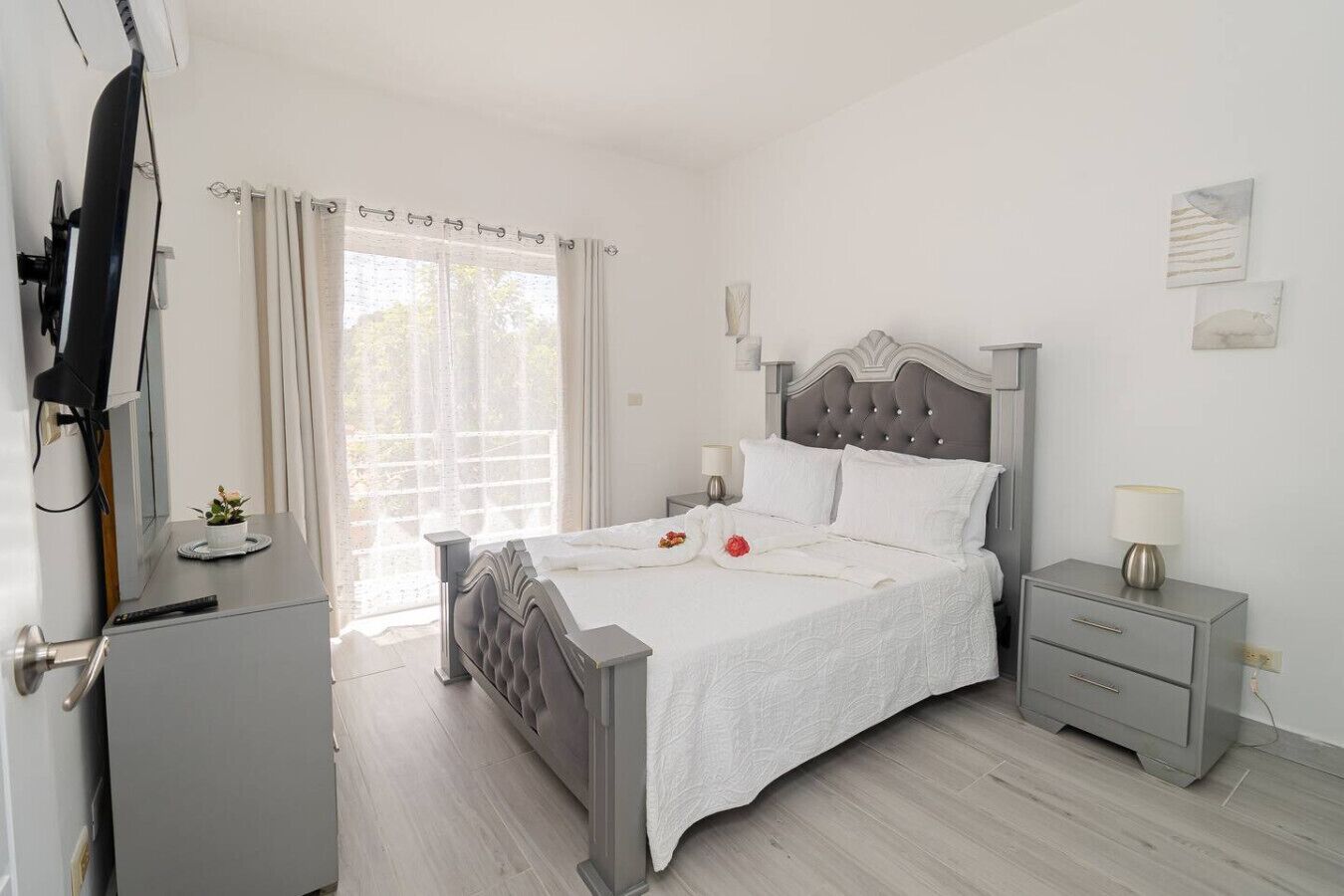 2 habitaciones, tabla de planchar con plancha y cuna de viaje 