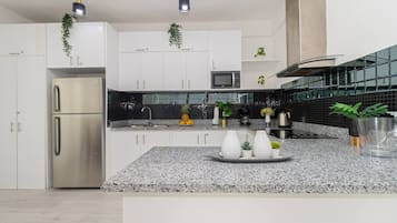 Refrigerador, microondas, horno, placa de cocina