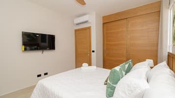 1 dormitorio, escritorio, tabla de planchar con plancha y cuna de viaje