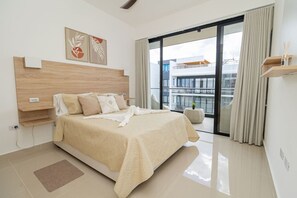 3 quartos, escrivaninha, ferros/tábuas de passar roupa, berço de viagem