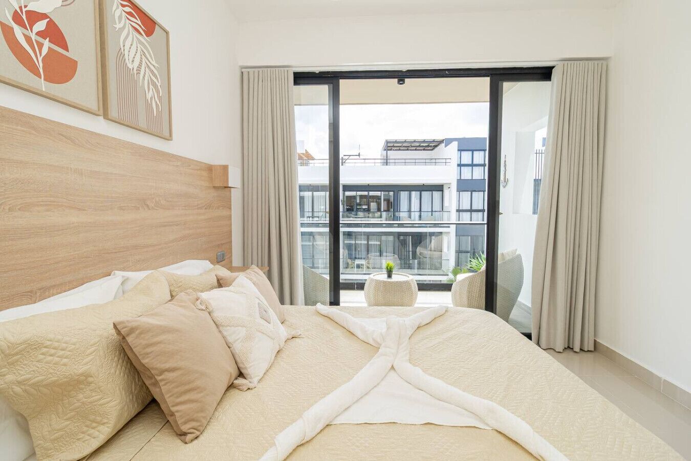 3 habitaciones, escritorio y tabla de planchar con plancha 