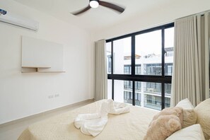 3 makuuhuonetta, työpöytä, silitysrauta/-lauta, vauvan matkasänky