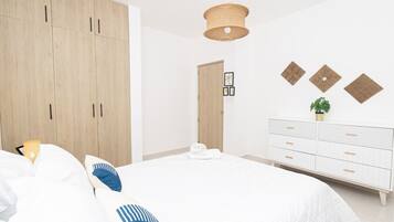 1 Schlafzimmer, Schreibtisch, Bügeleisen/Bügelbrett, Reisekinderbett