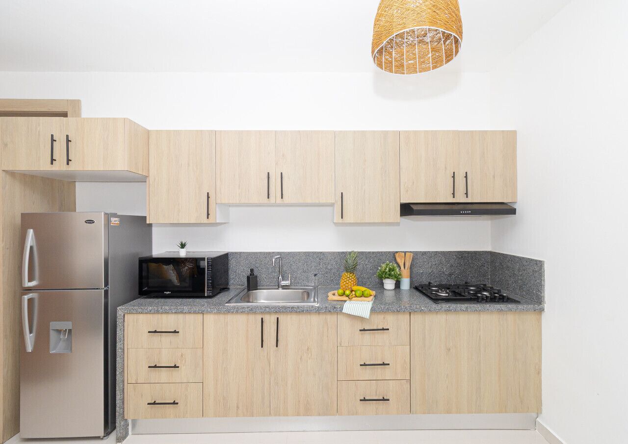 Refrigerador, microondas, parrilla de estufa y cafetera y tetera 