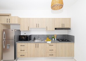 Frigorífico, microondas, placa de cocina y cafetera o tetera