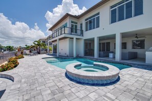 A modern house with a swimming pool, a covered patio, and a two-story balcony. - Naples Waterfront 3 Master en-suites Pool Boat lift (Naples)