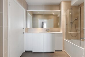 Hair dryer, towels, soap, shampoo - Refined 2-BD Hidden Gem Near Hyde Park (London)