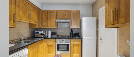 Kühlschrank, Mikrowelle, Ofen, Herdplatte