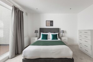 2 bedrooms, iron/ironing board, travel cot, free WiFi - Refined 2-BD Hidden Gem Near Hyde Park (London)