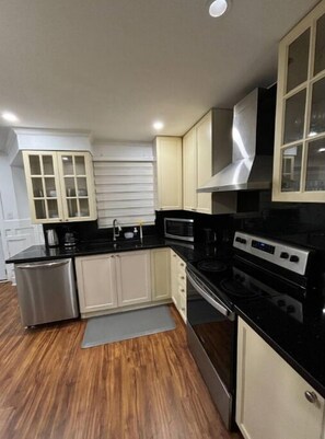 Mikrobølgeovn, ovn, kokeplater og oppvaskmaskin