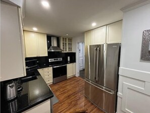 Microwave, oven, stovetop, dishwasher - Supreme Suites (Ajax)