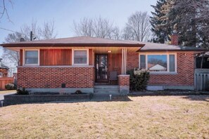 Exterior - Stylish, Spacious 6-Bedroom Home in the GTA (Whitby)