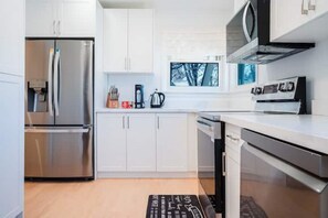 Batterie de cuisine, vaisselle et ustensiles