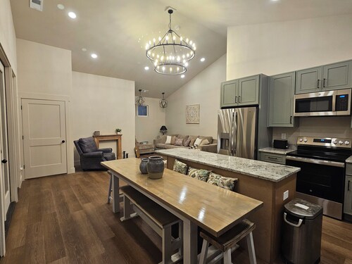 Charming 3-bedroom farmhouse in wonderful Seneca with Sunset views over the farm