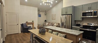 Charming 3-bedroom farmhouse in wonderful Seneca with Sunset views over the farm