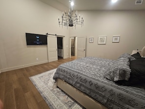 3 bedrooms, WiFi, bed sheets - Charming 3-bedroom farmhouse in wonderful Seneca with Sunset views over the farm (Seneca)