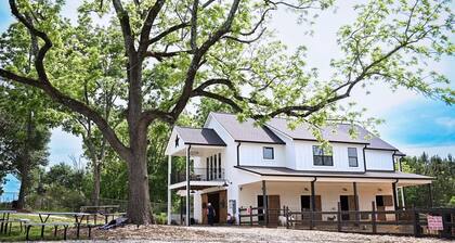 Charming 3-bedroom farmhouse in wonderful Seneca with Sunset views over the farm