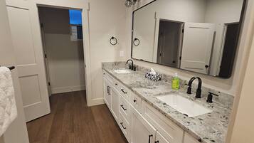 Dusche, Handtücher, Toilettenpapier